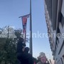 Corteo Milano, manifestanti si arrampicano per strappare cartello della Lega