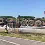 Udine, autocisterna piena di benzina si ribalta: l'operazione di travaso dei Vigili del Fuoco Udine, autocisterna piena di benzina si ribalta: l'operazione di travaso dei Vigili del Fuoco