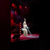 Noemi riprende il tour dopo l'incidente, l'arrivo sul palco con le stampelle: "Mi è mancato cantare" Noemi riprende il tour dopo l'incidente, l'arrivo sul palco con le stampelle: "Mi è mancato cantare"