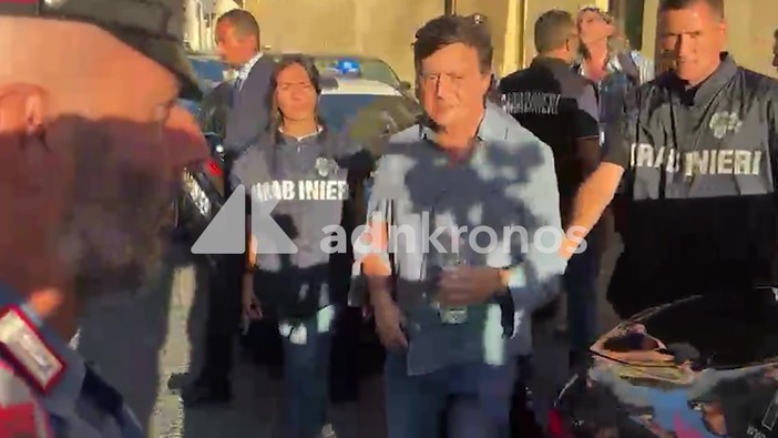 Caso Ranucci, Lavitola lascia caserma carabinieri e viene condotto in carcere Caso Ranucci, Lavitola lascia caserma carabinieri e viene condotto in carcere