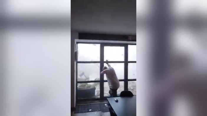 Tornado in Francia: il video della furia del vento a 100 km/h su una casa