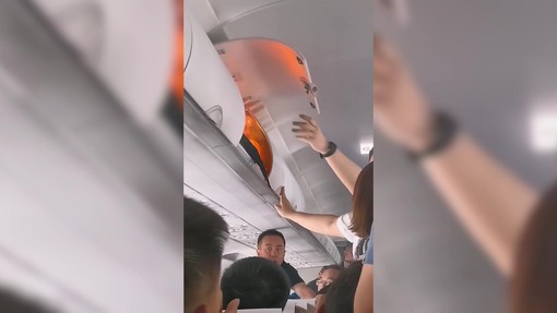 Batteria portatile prende fuoco su un aereo cinese, panico a bordo