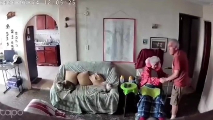 Terremoto Venezuela, la reazione di una coppia di anziani: si tengono per mano mentre la casa trema