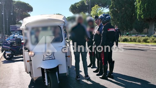 Roma invasa dalle golf car, valanga di multe e patenti ritirate dopo i blitz dei carabinieri Roma invasa dalle golf car, valanga di multe e patenti ritirate dopo i blitz dei carabinieri