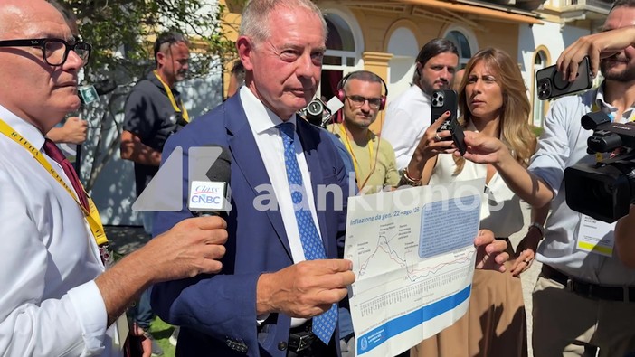 Urso sale in cattedra a Cernobbio e interroga i giornalisti sull'inflazione Urso sale in cattedra a Cernobbio e interroga i giornalisti sull'inflazione