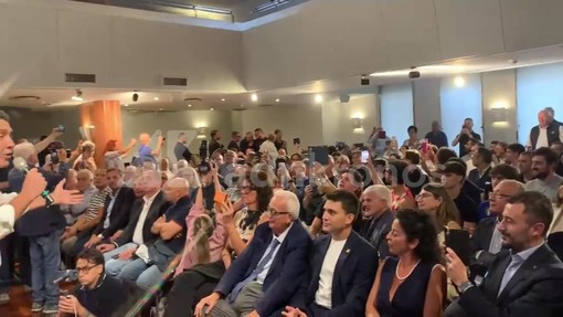 Torino, una donna contesta Vannacci e viene allontanata. Lui: "È antidemocratica" Torino, una donna contesta Vannacci e viene allontanata. Lui: "È antidemocratica"