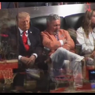 Trump, pisolino alla finale Nba? Il video diventa virale Trump, pisolino alla finale Nba? Il video diventa virale