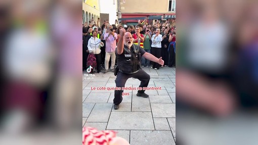 Proteste Francia, poliziotto balla l'haka tra gli applausi degli studenti Proteste Francia, poliziotto balla l'haka tra gli applausi degli studenti
