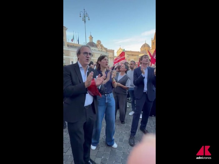 Schlein, Fratoianni e Bonelli cantano 'Bella Ciao' sotto il palco della Cgil