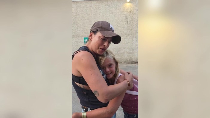 La dedica di Emma dal palco alla piccola Alba, fan speciale