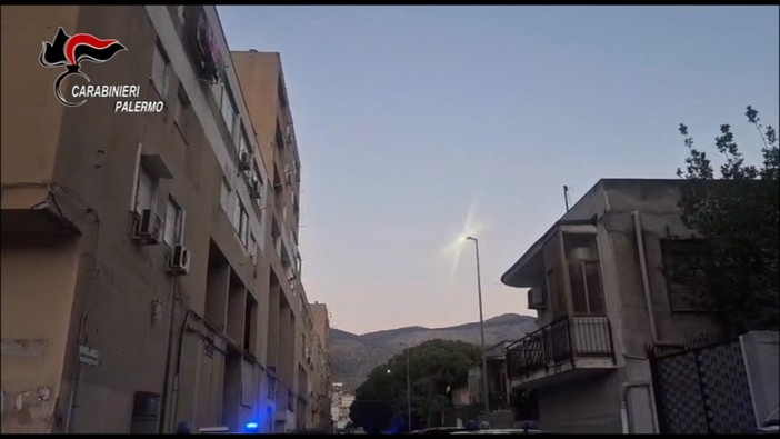 Maxi operazione a Palermo, presa la "banda dei Kalashnikov": 15 fermi Maxi operazione a Palermo, presa la "banda dei Kalashnikov": 15 fermi