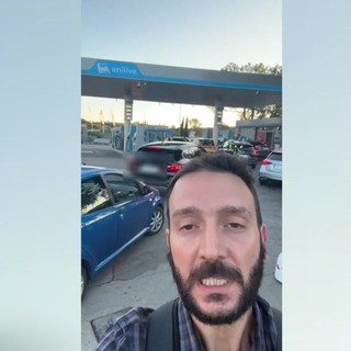 Tetto al prezzo Eni e file ai distributori, la coda a via Cristoforo Colombo a Roma