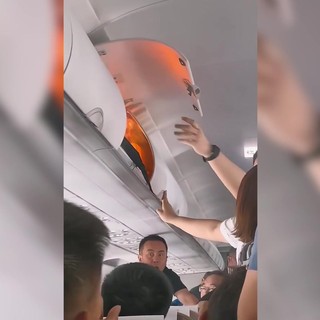 Batteria portatile prende fuoco su un aereo cinese, panico a bordo