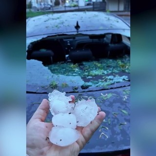 L'auto del comico Cosmin devastata dalla grandine nel bresciano, il video ironico