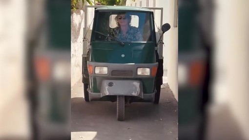 Mick Jagger 'pilota', alla guida di un'Ape tra i vicoli di Stromboli Mick Jagger 'pilota', alla guida di un'Ape tra i vicoli di Stromboli