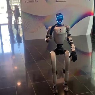 Forum Pa, ecco Ettore: il robot umanoide che fa la guida nei musei Forum Pa, ecco Ettore: il robot umanoide che fa la guida nei musei