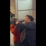 Enzo Avitabile duetta a sorpresa con un artista di strada a Sanremo