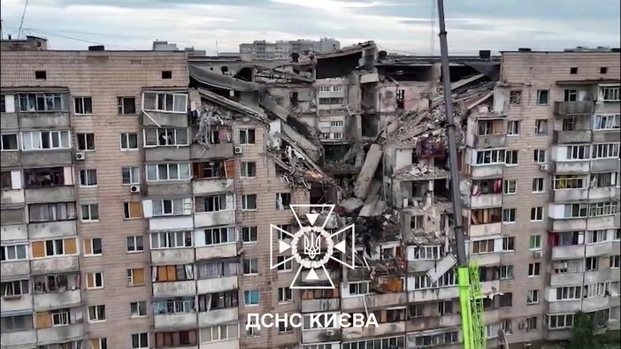 Morti e feriti a Kiev per nuovo attacco russo, le immagini di un edificio residenziale colpito