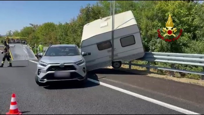Trieste, sbanda con l'auto e si ritrova la roulotte in bilico sul guardrail Trieste, sbanda con l'auto e si ritrova la roulotte in bilico sul guardrail