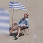Angelo Bonelli in spiaggia con l'ombrellone...ma è il Po in secca Angelo Bonelli in spiaggia con l'ombrellone...ma è il Po in secca