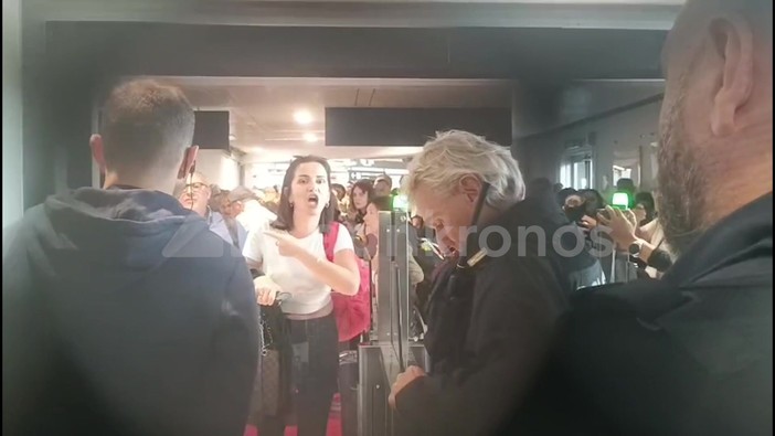 Operai ex Ilva bloccano aeroporto di Genova, le proteste dei passeggeri rimasti a terra Operai ex Ilva bloccano aeroporto di Genova, le proteste dei passeggeri rimasti a terra