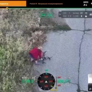 La nonna ucraina trova un drone e lo neutralizza con precisione chirurgica La nonna ucraina trova un drone e lo neutralizza con precisione chirurgica