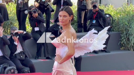 Venezia 83, Bianca Balti un angelo sul red carpet: il look con le ali incanta il Lido Venezia 83, Bianca Balti un angelo sul red carpet: il look con le ali incanta il Lido