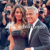 Clooney show sul red carpet di Venezia 83, si siede tra i fotografi e manda i visibilio i fan