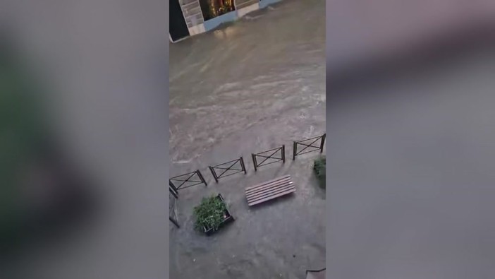Maltempo in Liguria, a Chiavari auto come gommoni sulle strade Maltempo in Liguria, a Chiavari auto come gommoni sulle strade