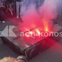Cortei a Napoli, manifestanti bruciano carro armato di carta