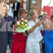Un mazzo di fiori per Penelope Cruz a Venezia 83, lo spasimante è un gentleman giovanissimo Un mazzo di fiori per Penelope Cruz a Venezia 83, lo spasimante è un gentleman giovanissimo