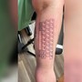 Una tastiera tatuata sul braccio, l'idea geniale di una mamma per parlare con il figlio autistico