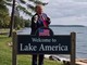 Lago Ontario, è guerra a colpi di cartelli tra Trump e il premier Doug Ford Lago Ontario, è guerra a colpi di cartelli tra Trump e il premier Doug Ford