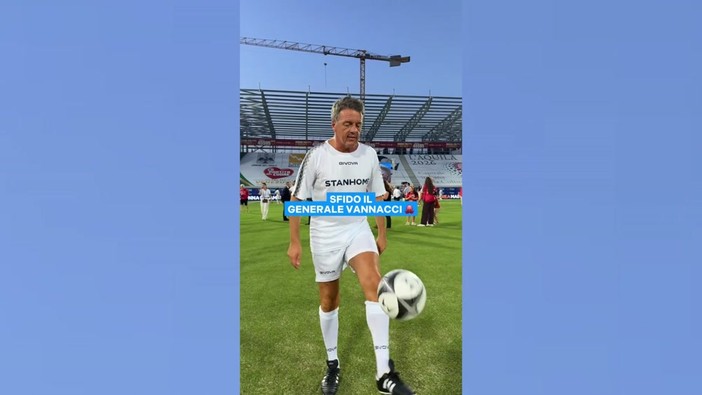 Renzi campione di palleggi lancia la sfida sportiva a Vannacci: "Ma non a calcio..." Renzi campione di palleggi lancia la sfida sportiva a Vannacci: "Ma non a calcio..."