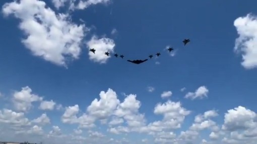 Caccia, bombardieri e l'Air Force One nei cieli di Washington prima della gara Indycar