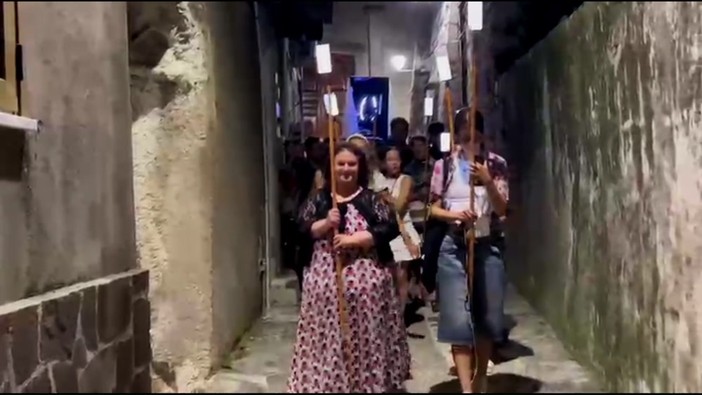 Prima processione digitale in Italia, il santo è uno schermo e i lumini sono smartphone Prima processione digitale in Italia, il santo è uno schermo e i lumini sono smartphone