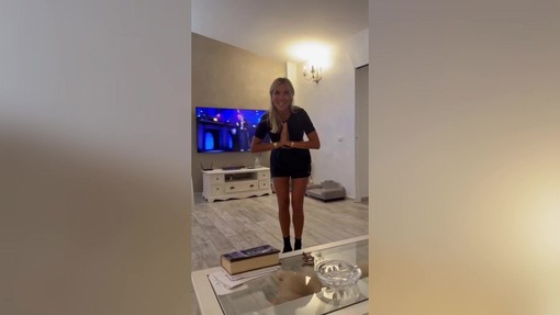 Ballando con le stelle, Noemi Bocchi imita il 'moonwalk'. L'ironia di Totti: "Ma che ti sei operata all'anca?"