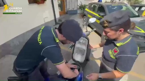 Maxi sequestro di motorini in Italia, li vendevano come bici elettriche