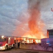 Fiamme domate a Villastellone, quattro i capannoni colpiti dall'incendio
