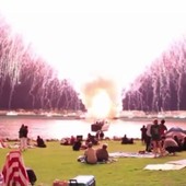 4 luglio negli Usa, i fuochi si accendono tutti insieme: la maxi esplosione 4 luglio negli Usa, i fuochi si accendono tutti insieme: la maxi esplosione