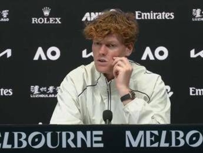 Sinner, via il 'braccialetto' agli Australian Open: "E' vietato, lo tolgo"