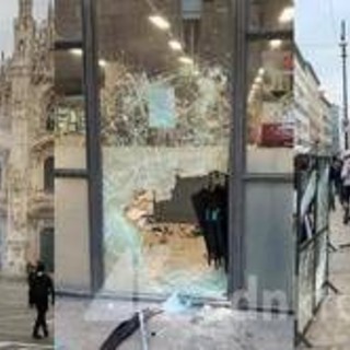 Guerriglia a Milano, Confcommercio: "Danni per un milione, un altro weekend come questo e il conto sale vertiginosamente" Guerriglia a Milano, Confcommercio: "Danni per un milione, un altro weekend come questo e il conto sale vertiginosamente"