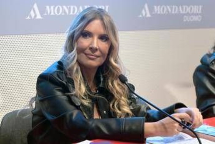 Lucarelli e la precisazione: "Da Fedez cause per 150.000 euro, ma non per il mio libro" Lucarelli e la precisazione: "Da Fedez cause per 150.000 euro, ma non per il mio libro"