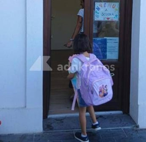 Campanella solitaria per la piccola Aysha, l'alunna che non può copiare: a scuola c'è solo lei Campanella solitaria per la piccola Aysha, l'alunna che non può copiare: a scuola c'è solo lei