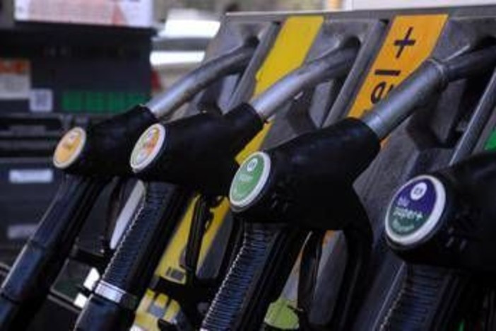Caro carburanti non si ferma, media gasolio sopra picco del 19 marzo: prezzi benzina e diesel