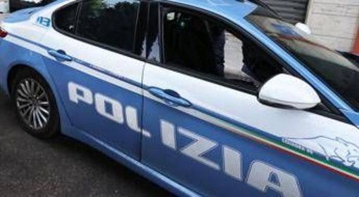 Napoli, rapinano coppia e violentano la ragazza: fermati due minorenni