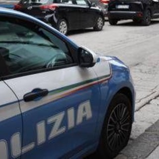 Uccisa con una coltellata alla schiena, scattano le indagini a Napoli Uccisa con una coltellata alla schiena, scattano le indagini a Napoli