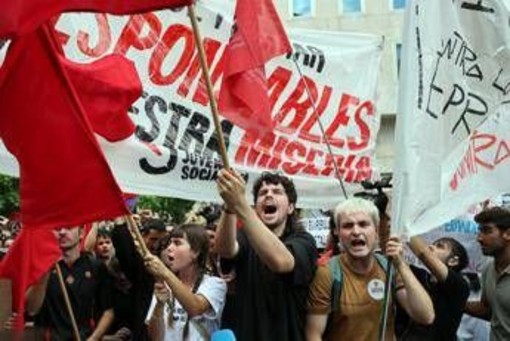 Spagna, bocciati i decreti sulla casa di Sánchez: proteste davanti al Congresso Spagna, bocciati i decreti sulla casa di Sánchez: proteste davanti al Congresso