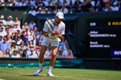 Wimbledon, Djokovic-Rinderknech finisce... con una doppia caduta Wimbledon, Djokovic-Rinderknech finisce... con una doppia caduta