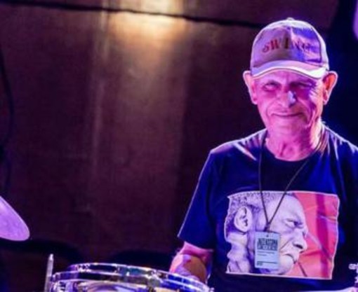 Addio a Gianni Cazzola, il batterista muore a 88 anni mentre suona sul palco Addio a Gianni Cazzola, il batterista muore a 88 anni mentre suona sul palco